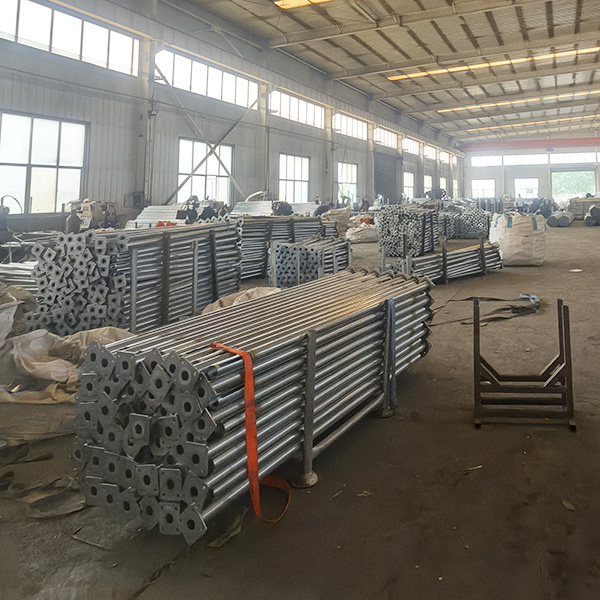 What are the difficulties and solutions for the installation of steel supports in high-altitude opera